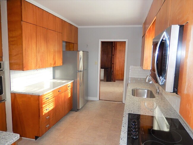 Building Photo - 106 Byron Pl
