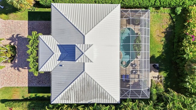 Building Photo - 3011 Pine Tree Dr