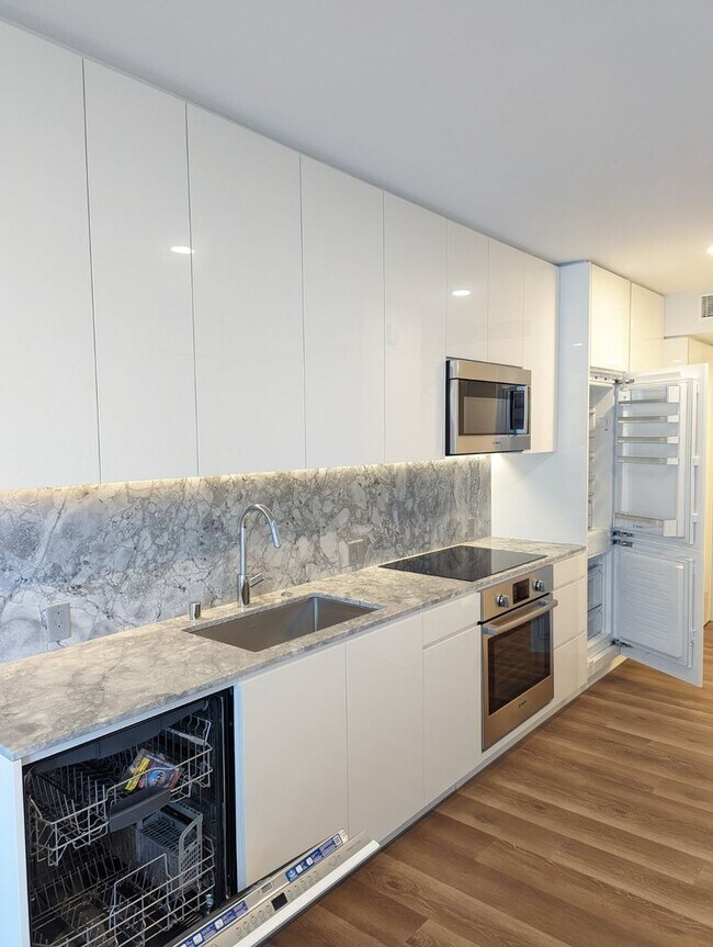 Building Photo - 2147