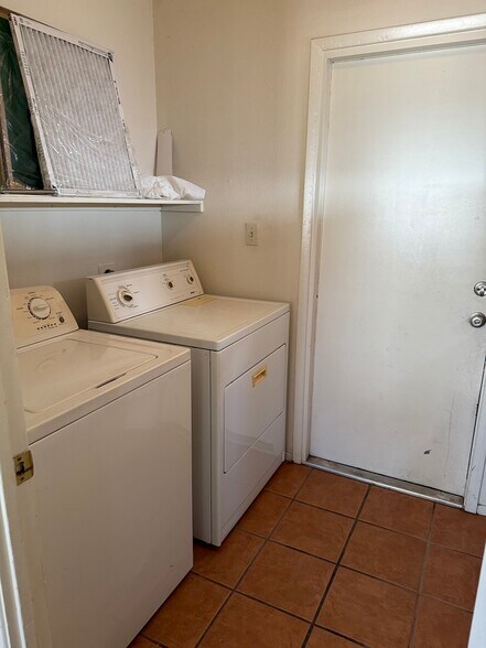 Building Photo - 2105 E Colgate Dr