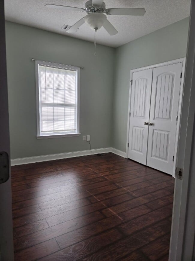 Building Photo - Beautiful home in a very quiet neighborhood