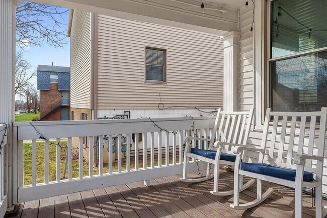 Building Photo - 5 BEDROOMS + 2 FULL BATHROOMS + 5 FREE OFF...