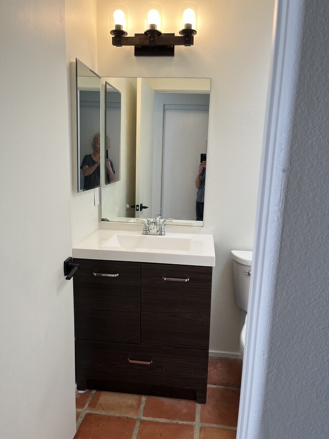 Guest bathroom and new tub/shower - 52640 Avenida Juarez