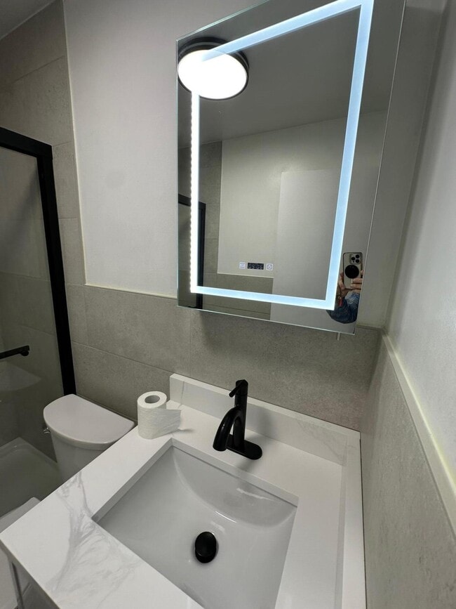 Building Photo - 932 S B St