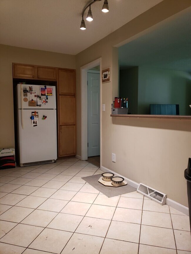 Building Photo - Spacious 3Bed/2Bath