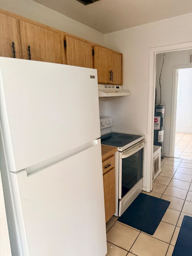 Building Photo - 4 Bedroom 1.5 Bathroom House For Rent