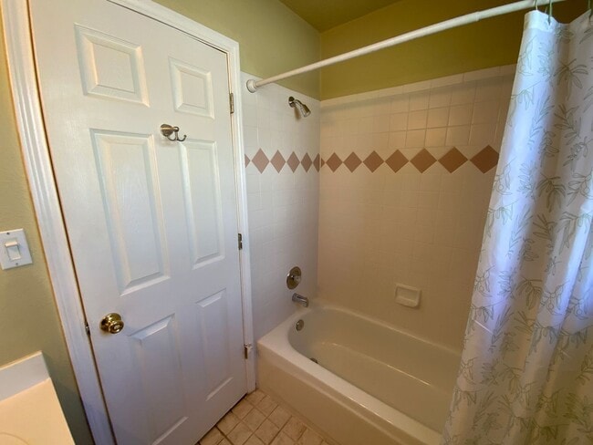 Building Photo - 3 Bedroom Single Story Home Near Unser Blv...