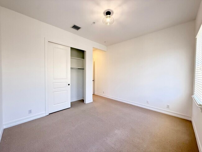 Building Photo - 319 Flamingo Dr