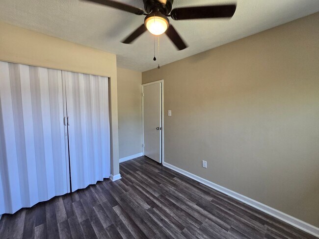 Building Photo - 5523 Livingston Dr