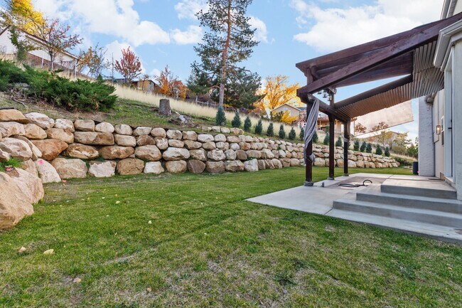 Building Photo - Elevated 5-Bedroom Home in Sandy, UT with Mountain Views!