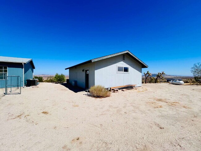 Building Photo - Updated 3 bd, 2 ba on 1.98 Acres with Hot Tub!