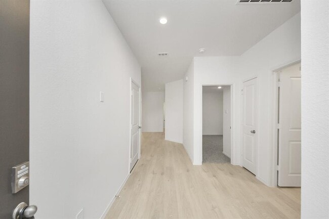 Building Photo - 5038 Balcolm Dr