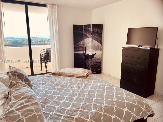 Building Photo - 2555 Collins Ave