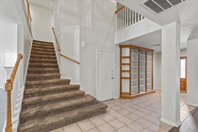 Building Photo - 208 Valona Dr