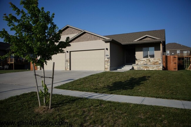 Building Photo - 9800 S 72 St – 5 beds/3 baths/ 3-stall