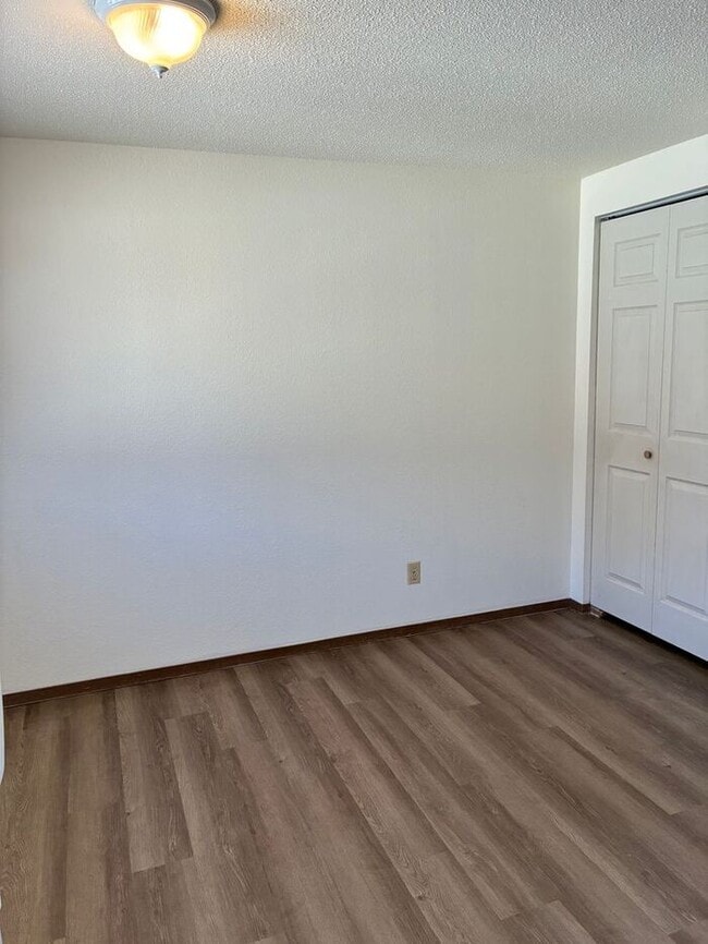 Building Photo - Cozy 2 Bed/1 Bath Apartment in North Lovel...