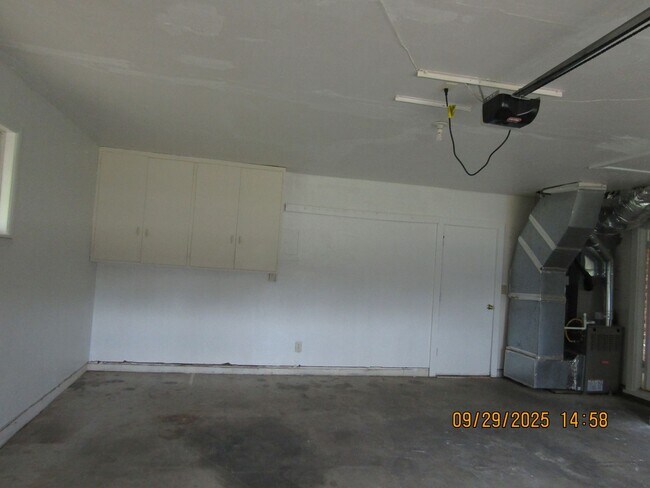 Building Photo - Very nice spacious home! No Carpet! Pet Fr...