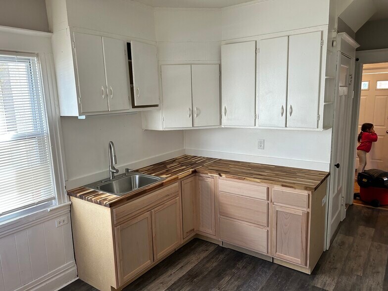 Building Photo - 16 Goebel Place