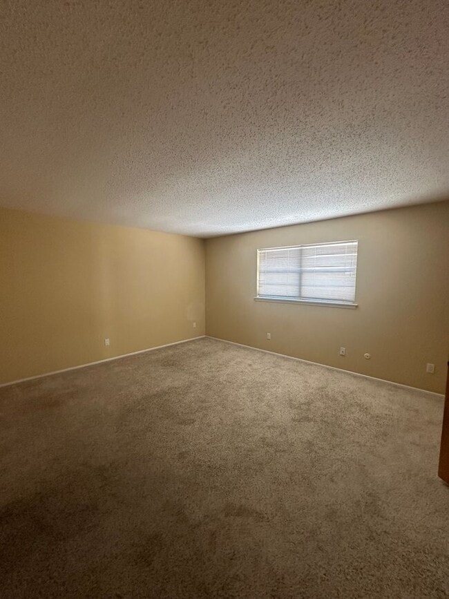 Building Photo - 2 Bed Brick House! Golf Course View!