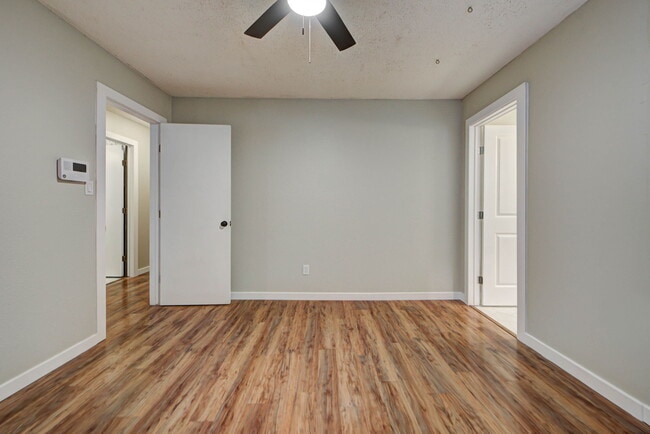 Building Photo - 721 Vicksburg Ave