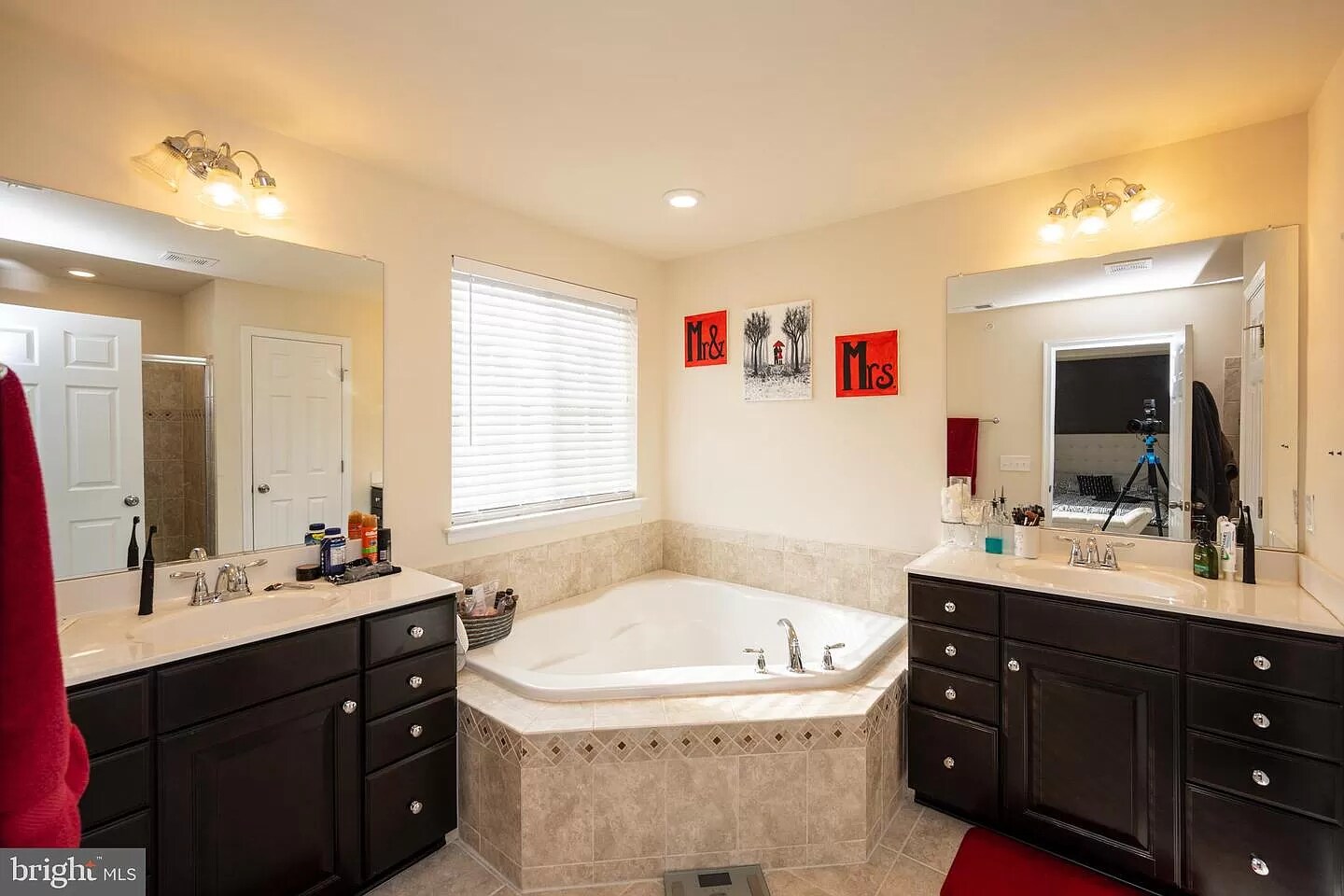 Building Photo - 25239 Laureldale Ter