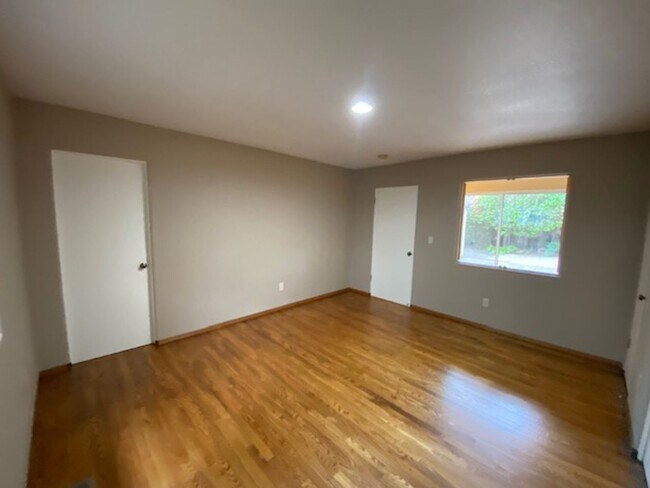 Building Photo - 835 17 Mile Dr