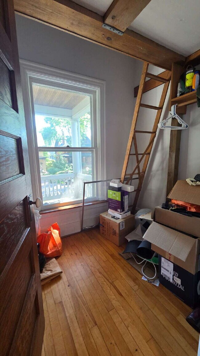 Building Photo - 3 bed - 1 bath One block from Grand Ave in St. Paul