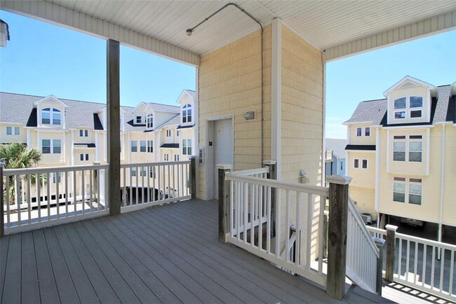Building Photo - 5BR, 4BA Townhome - Pet Friendly with Beach Views *SEASONAL RENTAL*