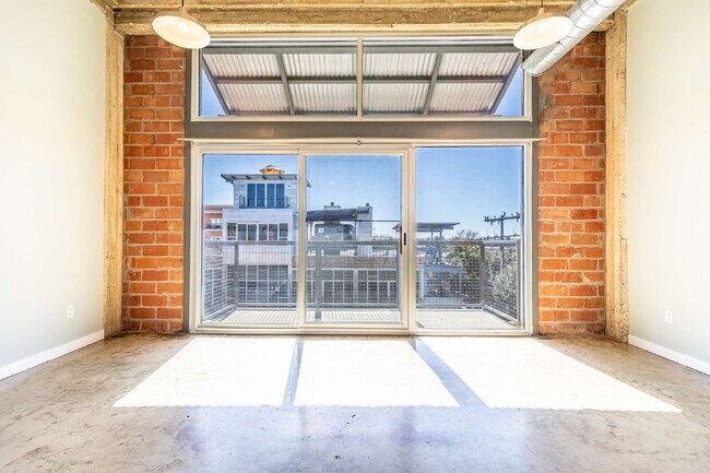 Building Photo - 1331 S Flores St