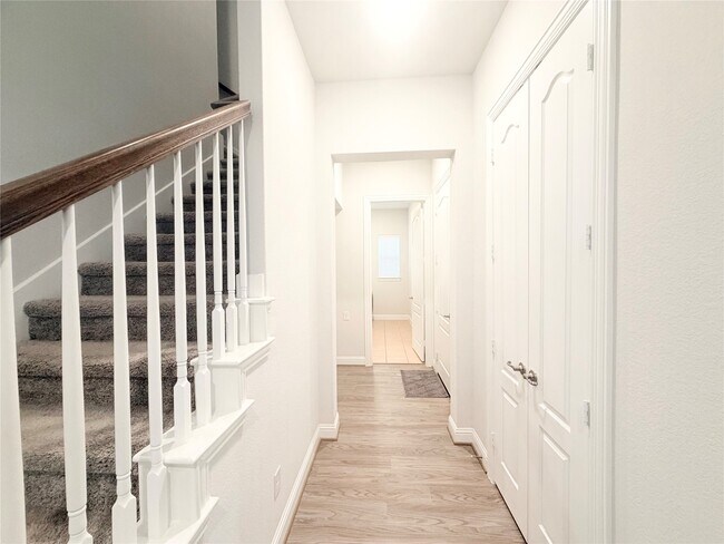 Building Photo - 6610 Lake Oasis Dr
