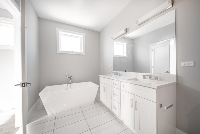 Building Photo - 556 W 18th St