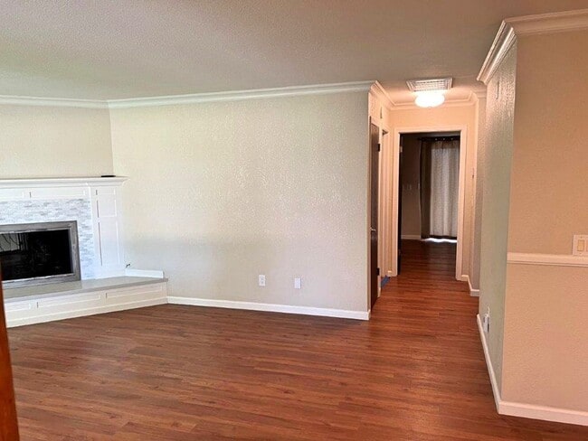 Building Photo - Remodeled Beautiful 2 Bedroom Senior Duple...