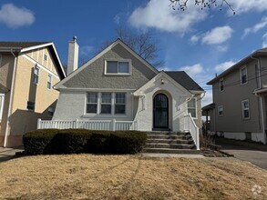 Building Photo - HYDE PARK - Adorable 3+ bed bungalow 2.5 b...