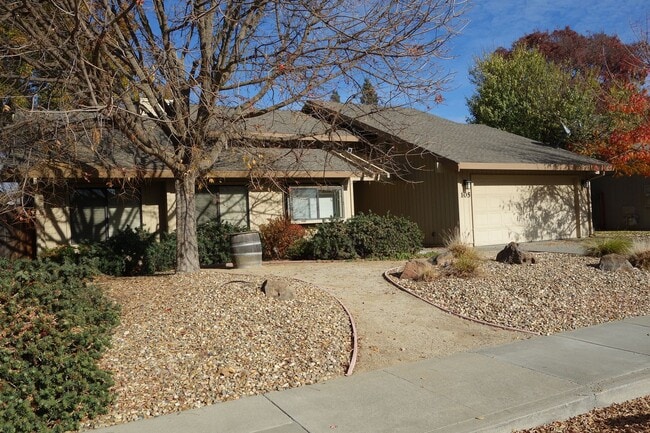 Building Photo - 105 Almond Dr