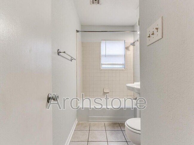 Building Photo - 630 Villa Dr