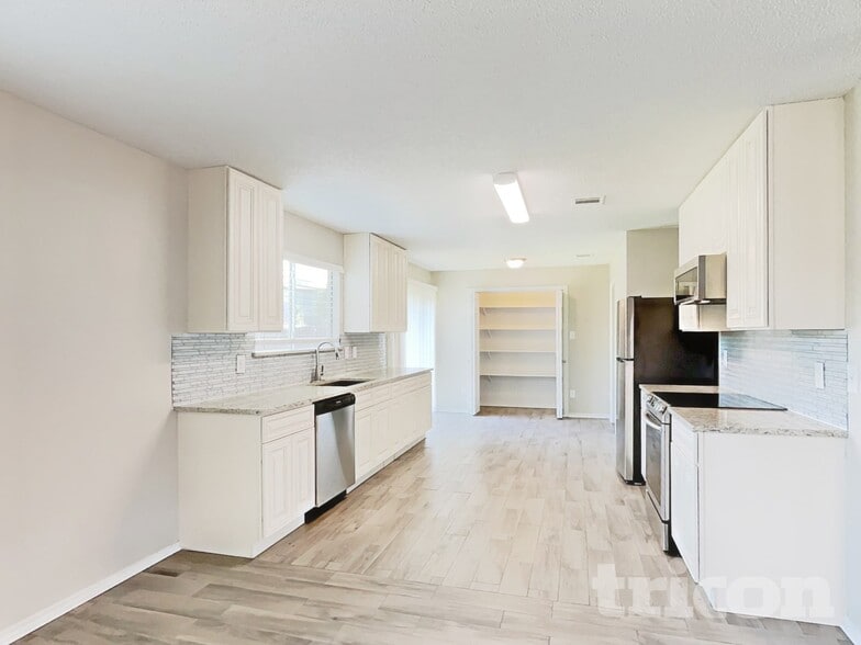 Building Photo - 360 Blairwood Dr