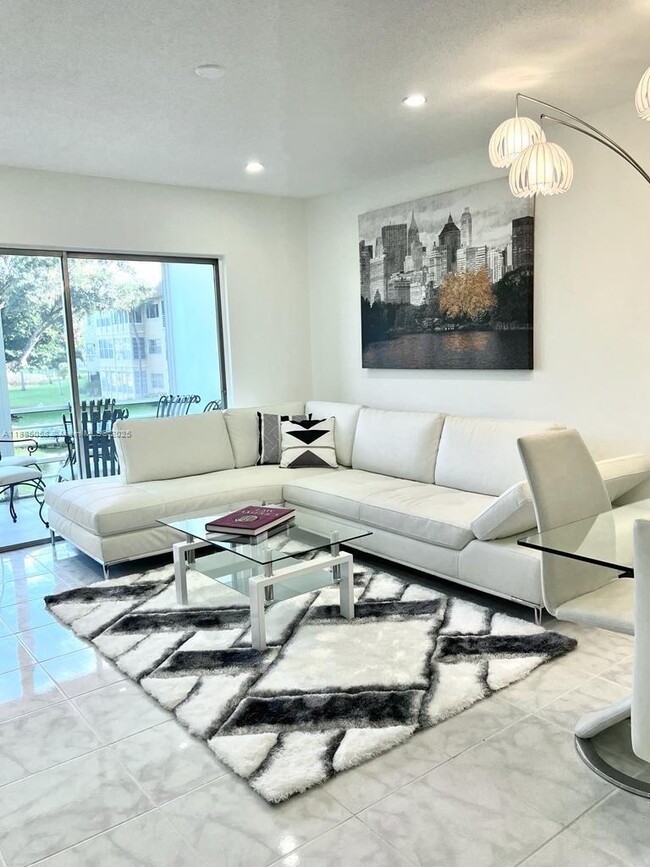 Building Photo - 5051 W Oakland Park Blvd