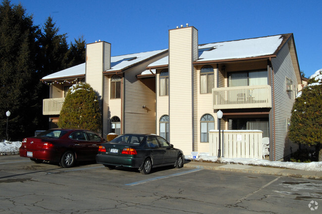 Building Photo - Pine Hollow Commons