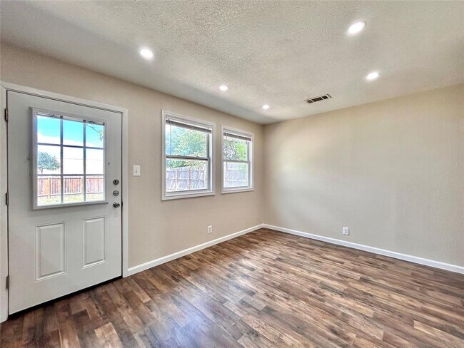 Building Photo - 1306 Troy Ln