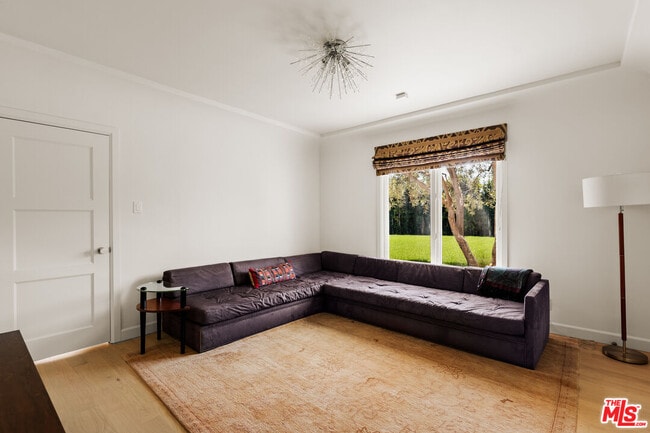Building Photo - 647 Toyopa Dr