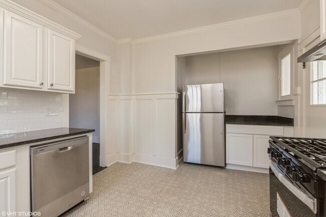 Building Photo - 329 W Maple Ave