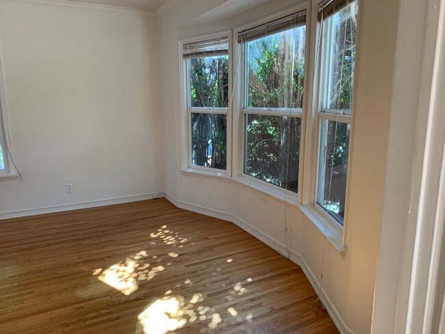 Building Photo - 416 N Doheny Dr