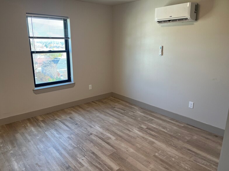 Building Photo - 608 S Jackson St