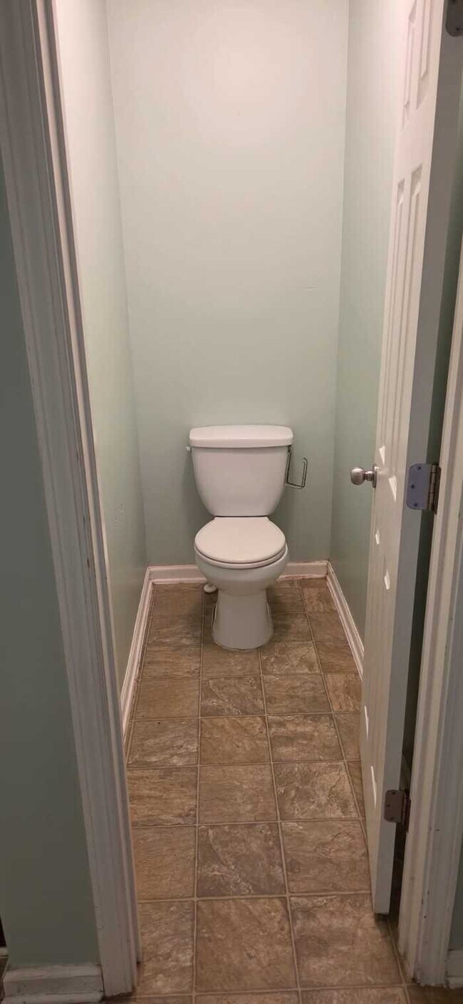 Building Photo - 5 Bedrooms 3baths Home For Rent