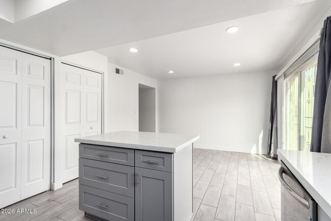 Building Photo - 1586 West Campbell Ave