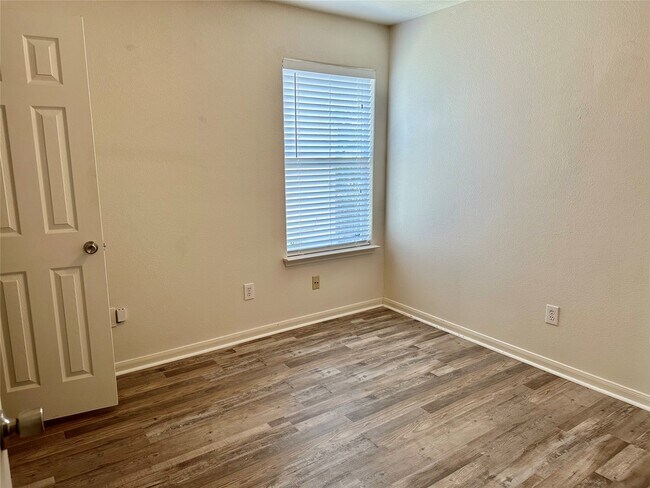 Building Photo - 29006 Trinity River Dr