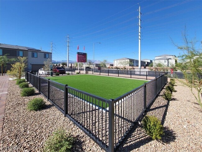 Building Photo - 8667 Luxuriant Ave