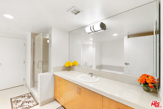 Building Photo - 13700 Marina Pointe Dr