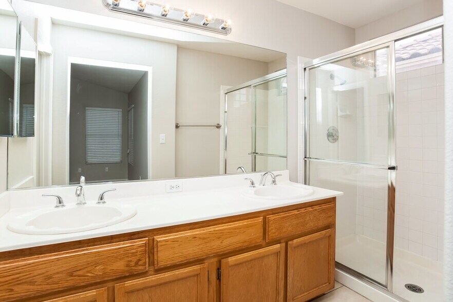 Building Photo - 2642 Ridgewater Cir