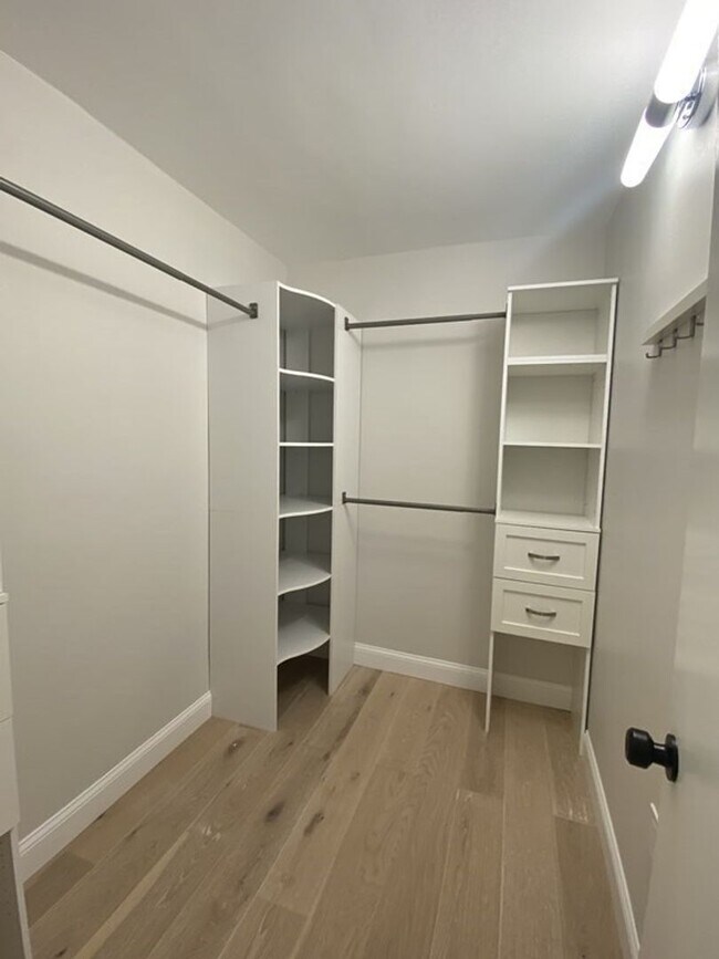 Building Photo - Amazing 2 bed 2 bath in Brookline